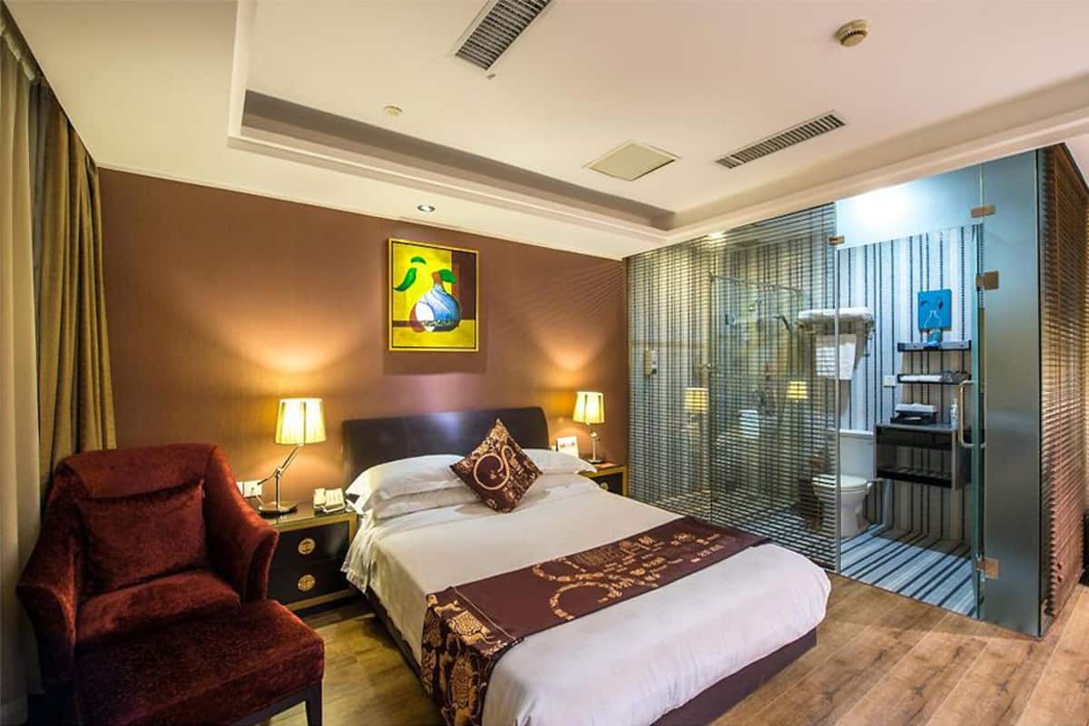 Business Room | In-room safe, free WiFi