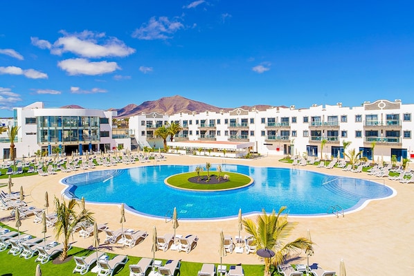 Outdoor pool, pool umbrellas, sun loungers - Hotel Cordial Marina Blanca (Yaiza)