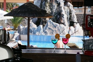 Una piscina cubierta, una piscina al aire libre