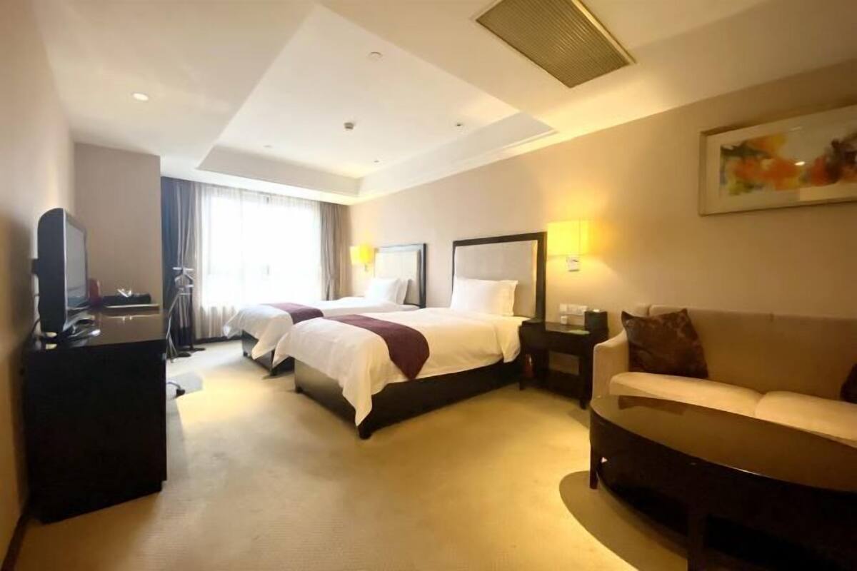 Hochwertige Bettwaren, Minibar, Zimmersafe, individuell dekoriert
