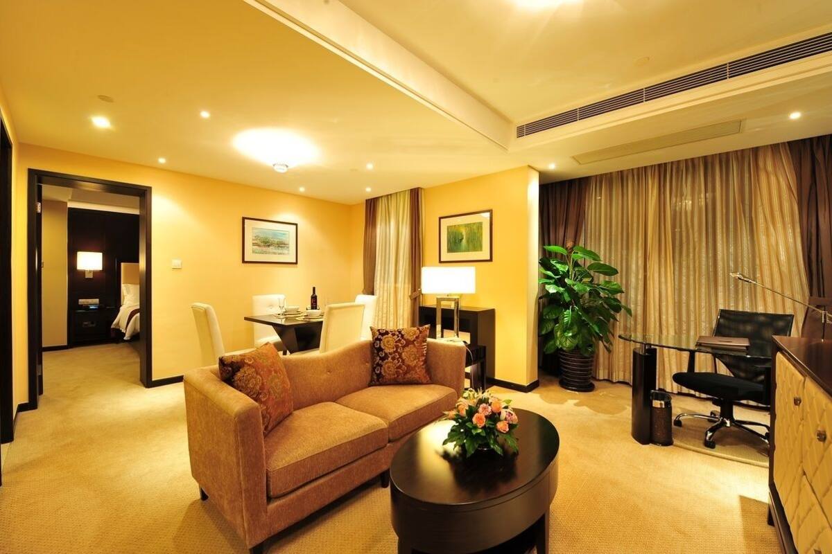 Business Suite | Living room | 34-inch LCD TV with satellite channels, TV