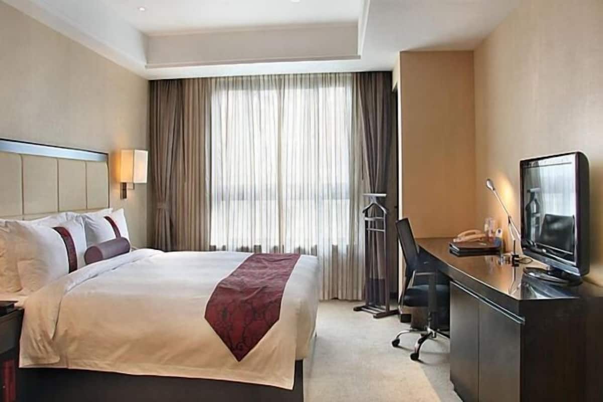 Premium bedding, minibar, in-room safe, desk