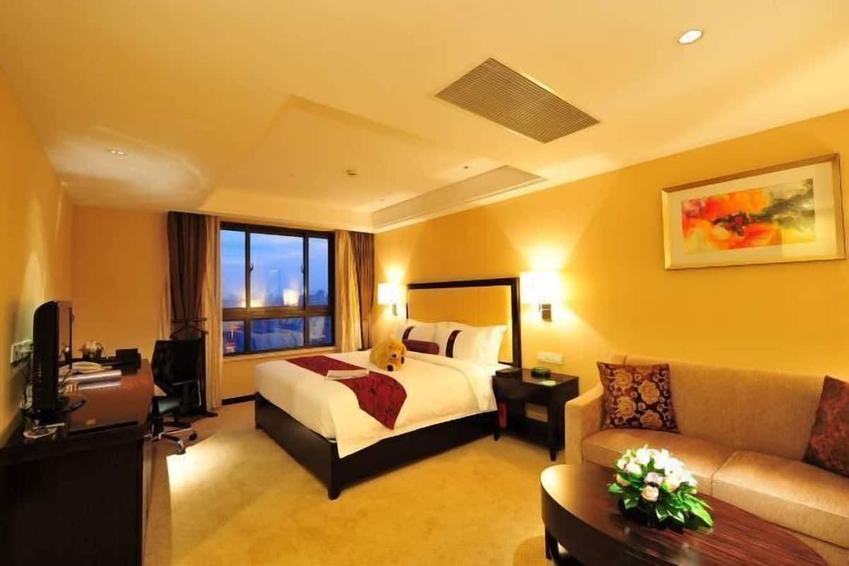 Premium bedding, minibar, in-room safe, desk