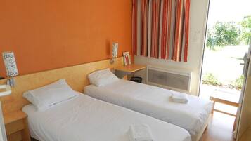 Chambre Standard avec lits jumeaux | Ameublement personnalisé, bureau, chambres insonorisées