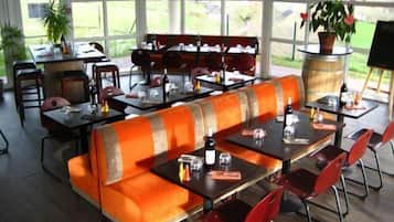 Petit déjeuner et dîner servis sur place