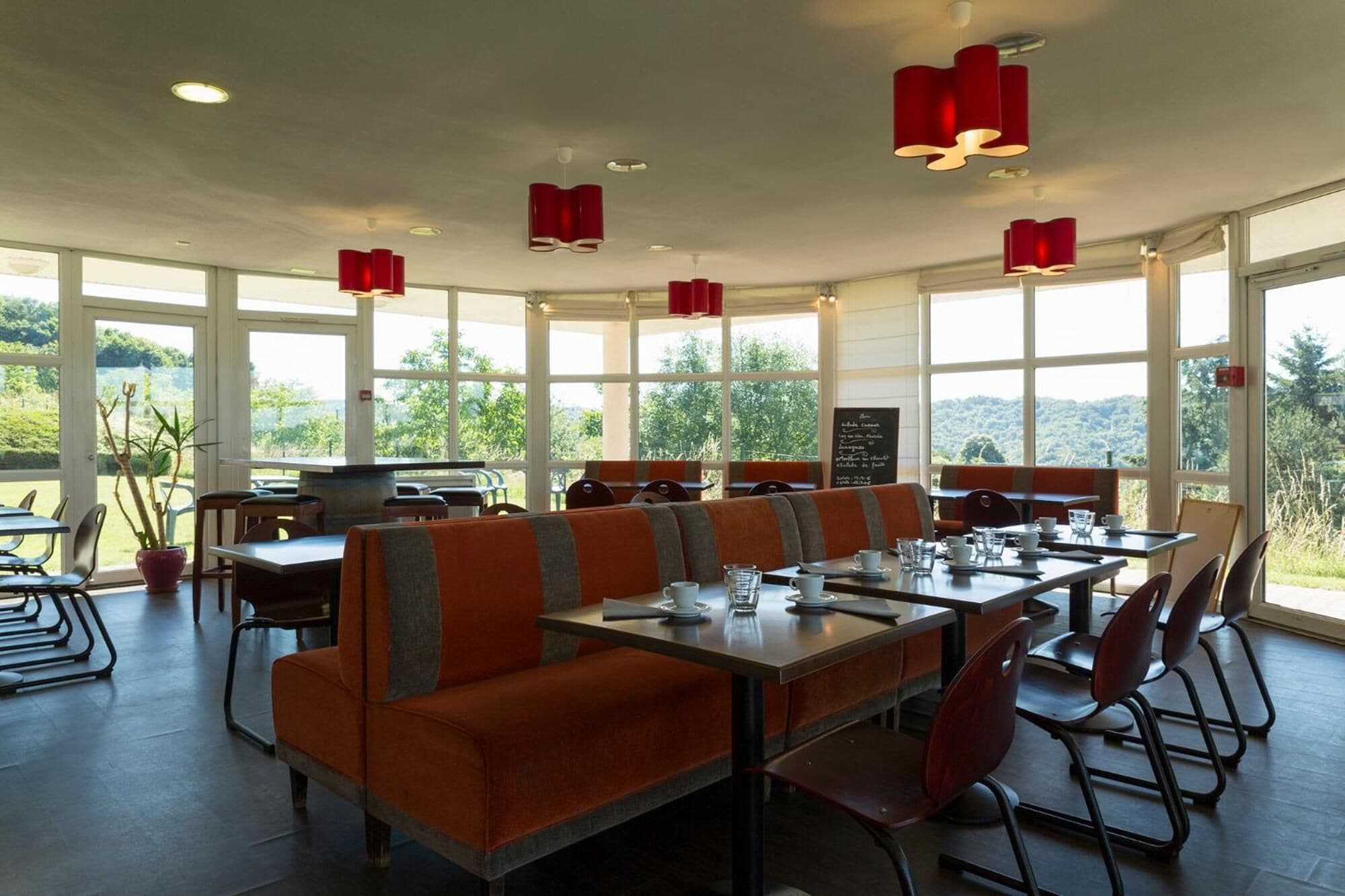 Breakfast and dinner served, French cuisine