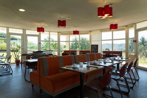 Breakfast and dinner served, French cuisine