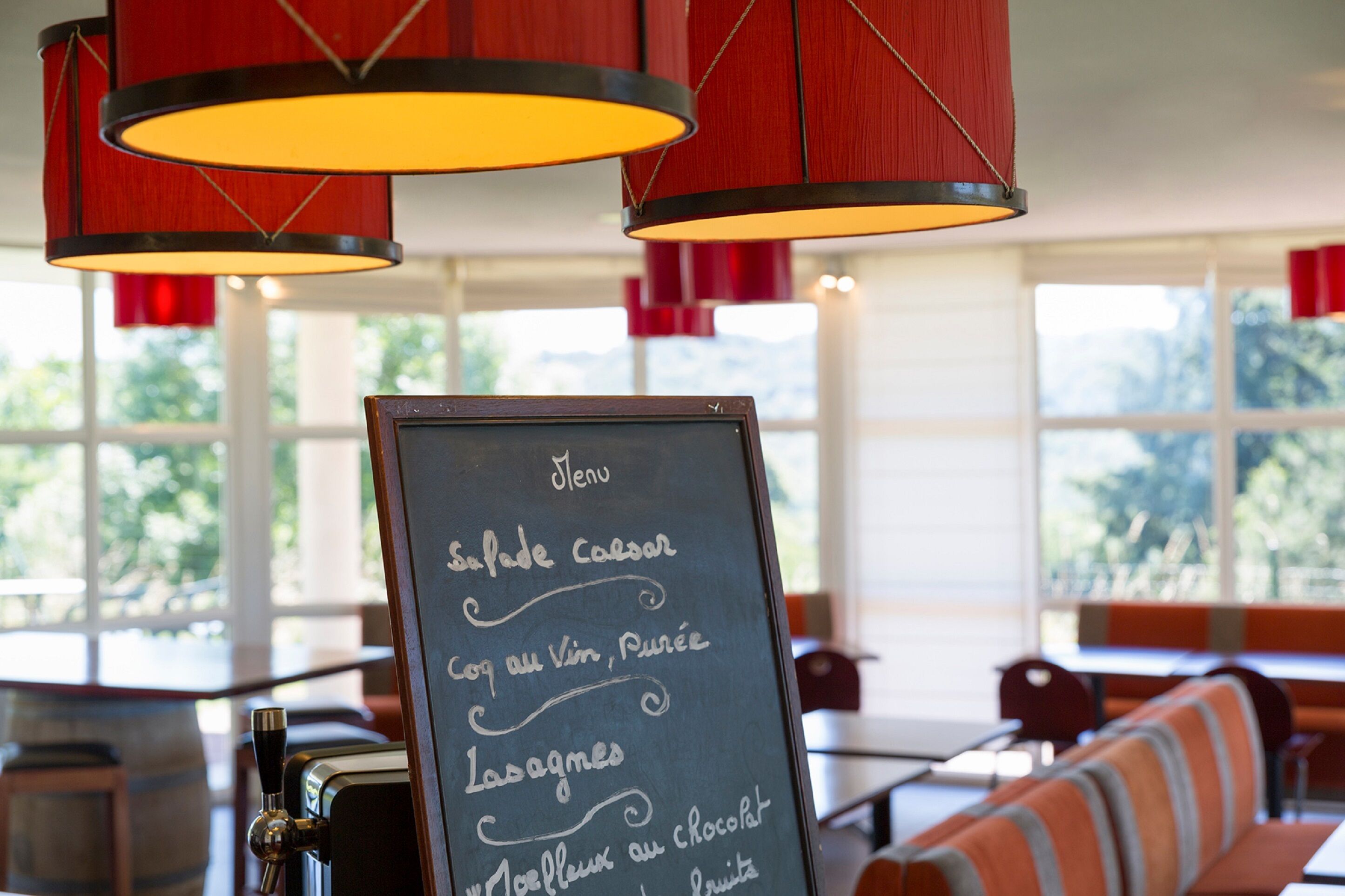 Petit déjeuner et dîner servis sur place, spécialités Cuisine française