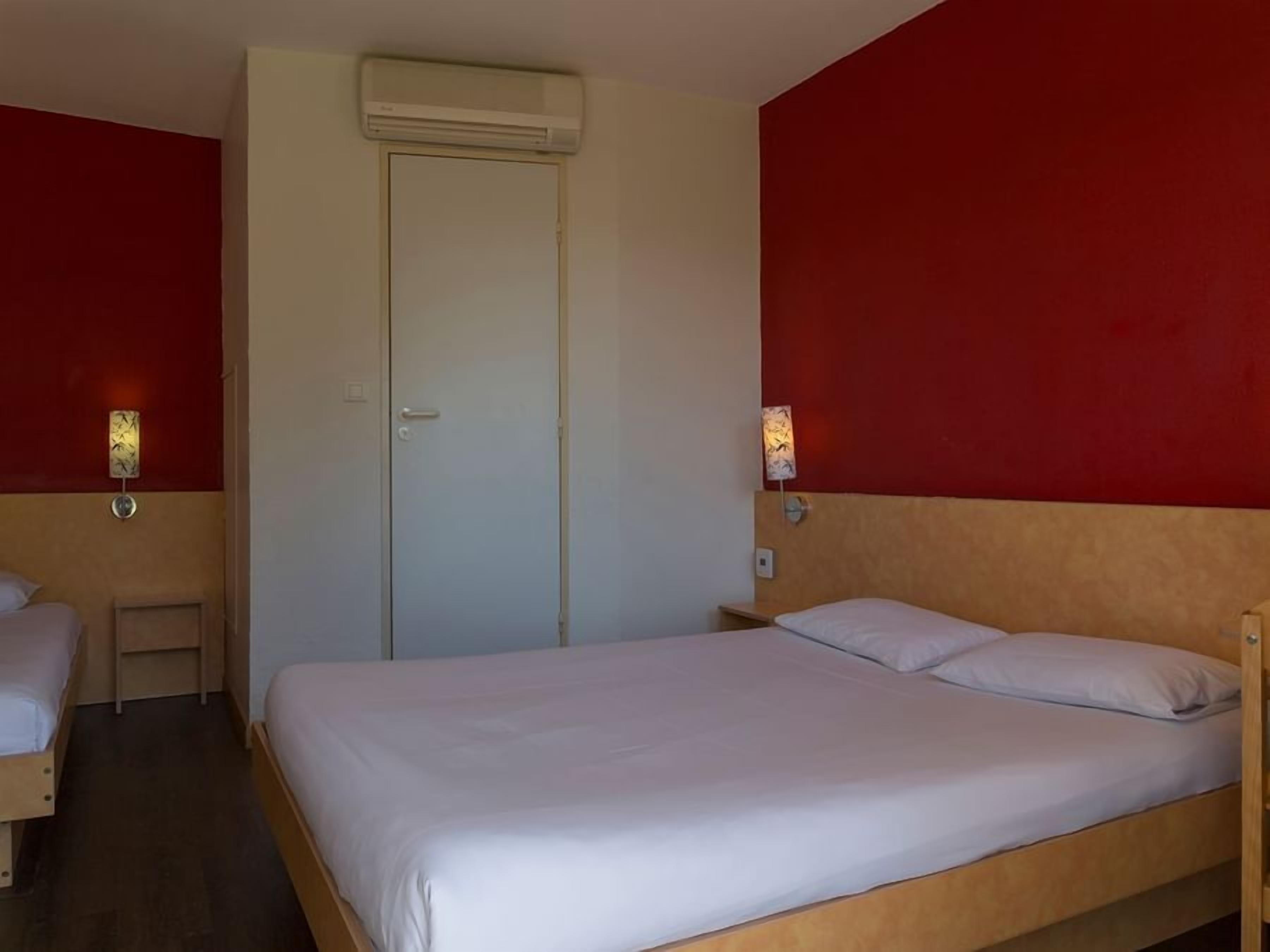 Desk, soundproofing, cribs (free), WiFi (free)