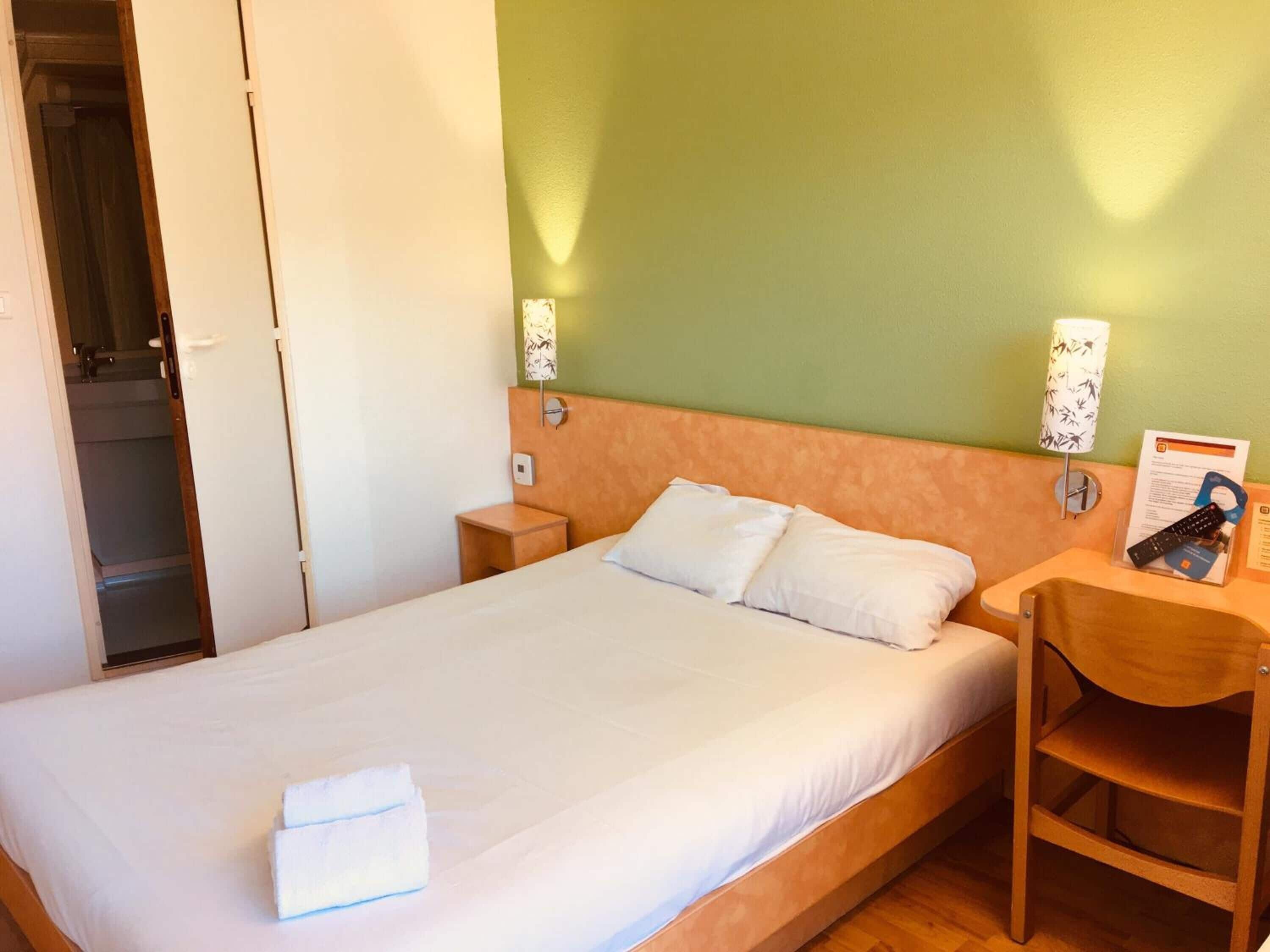 Individually furnished, desk, soundproofing, free cribs/infant beds