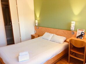 Individually furnished, desk, soundproofing, free cots/infant beds