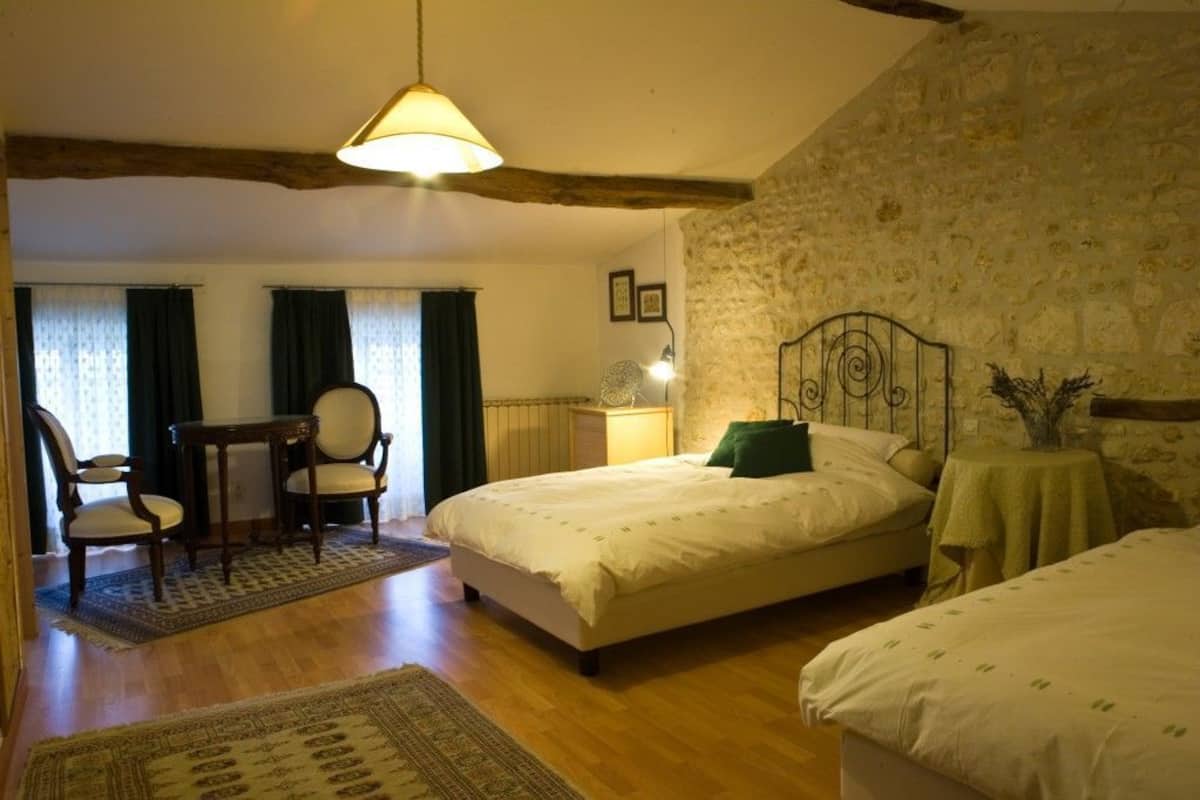 Comfort driepersoonskamer (Matilde) | Luxe beddengoed, donzen dekbedden, een minibar, verduisterende gordijnen