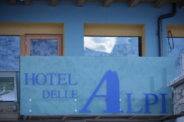 A sign for Hotel delle Alpi with a clear view of the hotel's name. - Hotel delle Alpi (Vermiglio)
