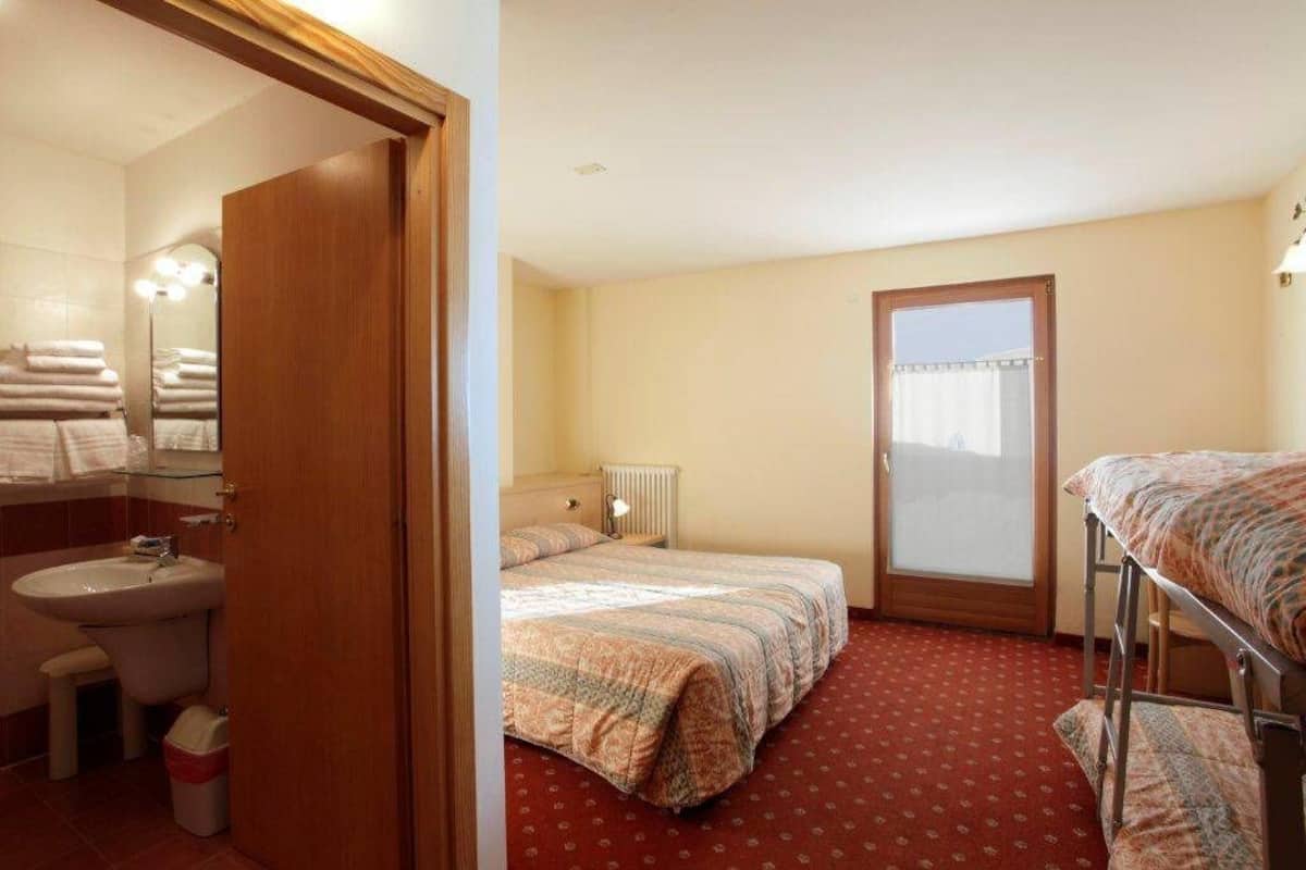In-room safe, desk, free WiFi