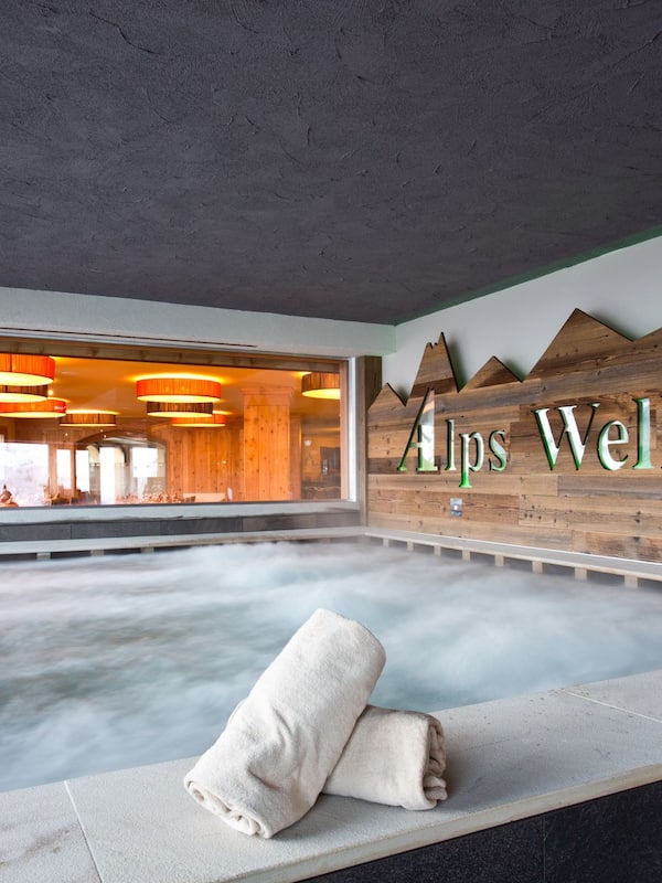 Indoor spa tub