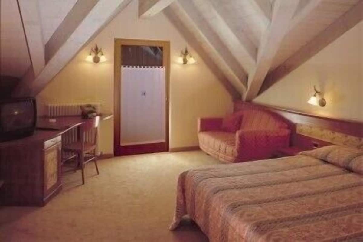 In-room safe, desk, free WiFi