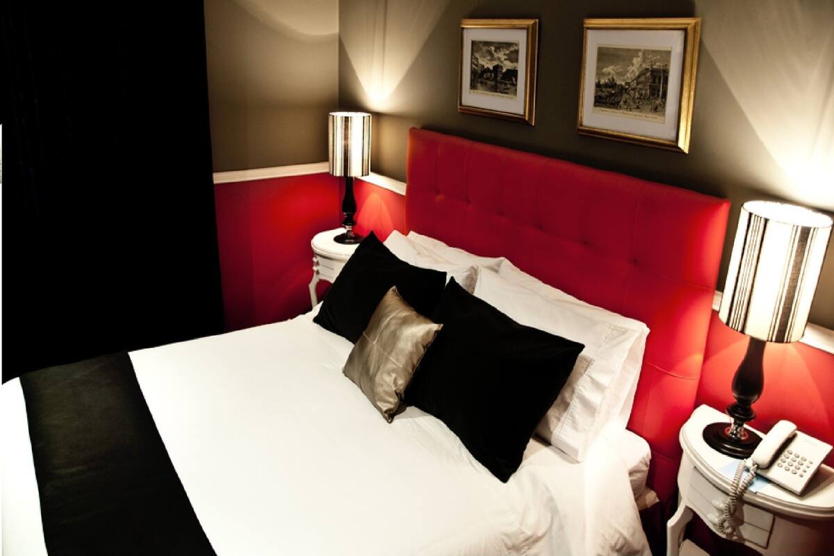 1 Schlafzimmer, Minibar, Schreibtisch, Zustellbetten