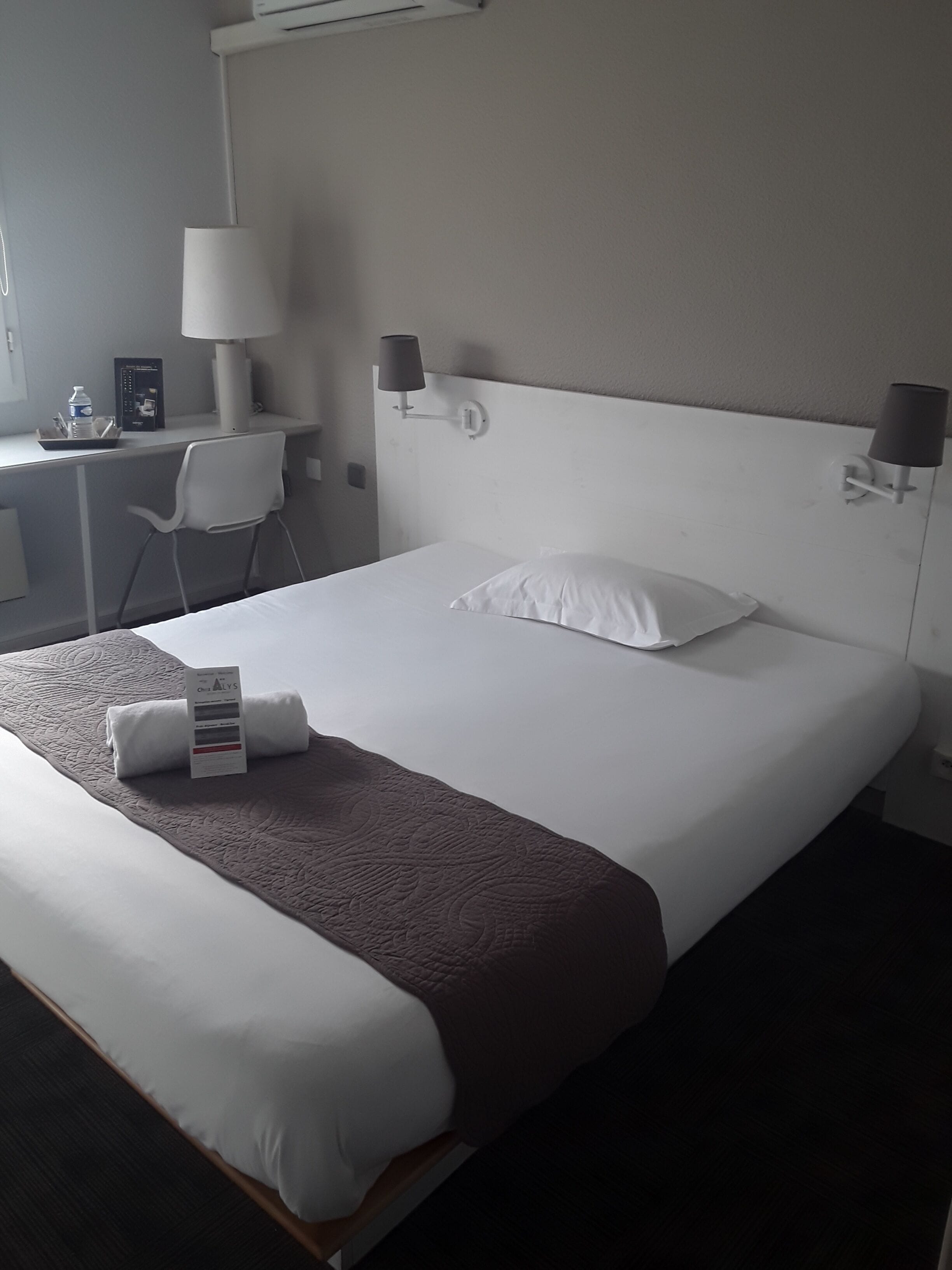 desk, blackout curtains, soundproofing, free cots/infant beds