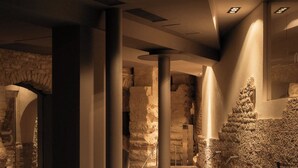 Un espace spa avec des murs en pierre, une piscine et un coin salon.