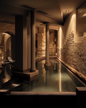 Behandelingskamers voor koppels, een sauna, een bubbelbad