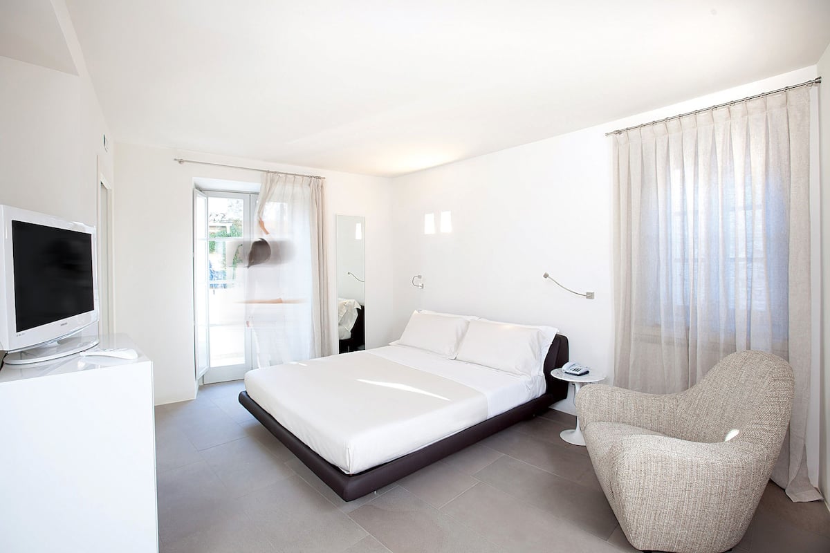 Premium bedding, down comforters, memory foam beds, minibar