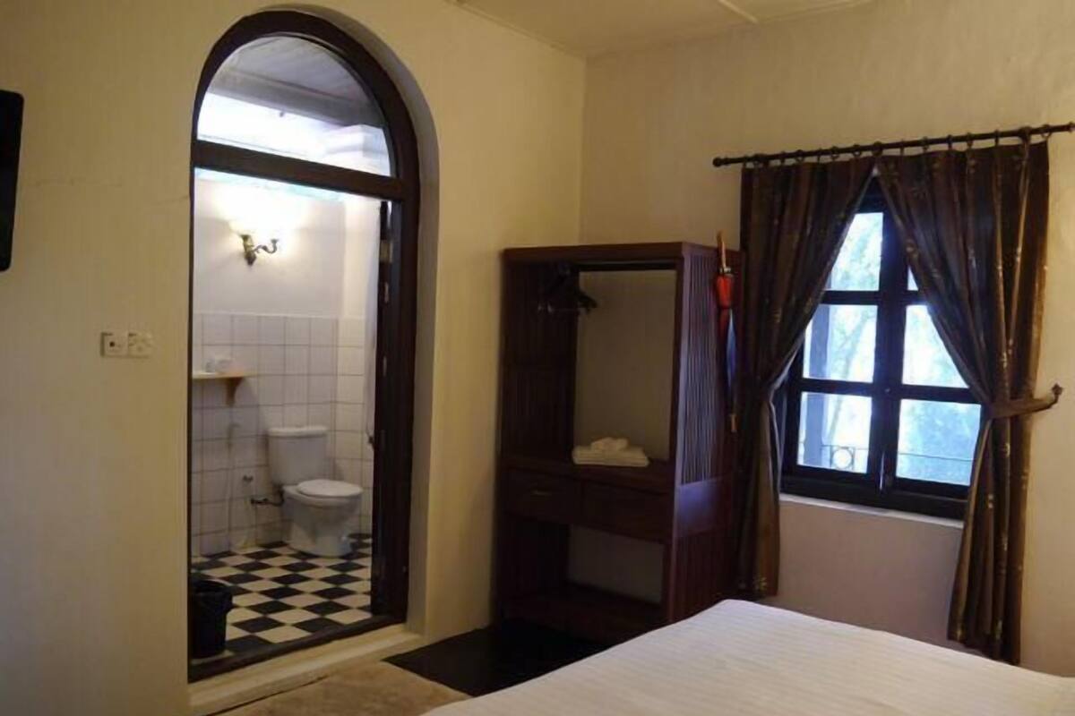 Combined shower/tub, free toiletries, hair dryer (on request)