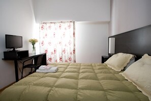 Double Room | Bathroom | Shower, rainfall showerhead, free toiletries, hair dryer - Luco B&B (Buenos Aires)