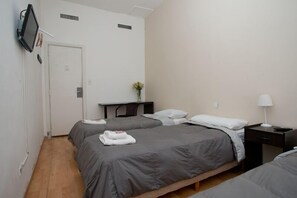 Dreibettzimmer | Badezimmer | Dusche, Regendusche, kostenlose Toilettenartikel, Haartrockner