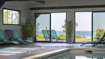 Inomhuspool, öppet 07.00 till 22.00, parasoller och solstolar