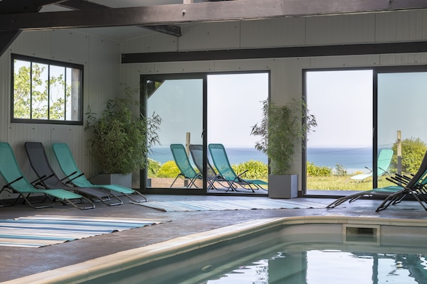 Innendørsbasseng og solsenger