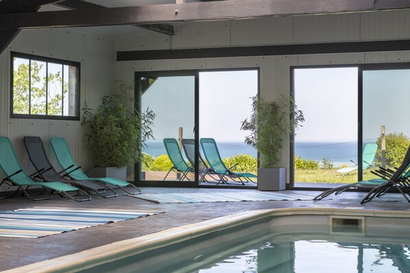 실내 수영장, 07:00 ~ 22:00 오픈, 일광욕 의자