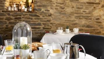 Der serveres morgenmad, aftensmad og lokale retter med havudsigt