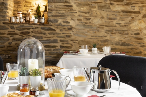 Aperto a colazione e cena, cucina locale, con vista sul mare