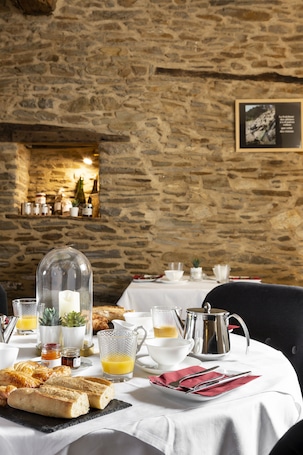 Breakfast, dinner served; local cuisine, ocean views