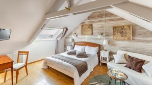 A bedroom with a bed, bedside tables, a desk, and a window. - Les Chambres de la Métairie du Vauhariot (Cancale)
