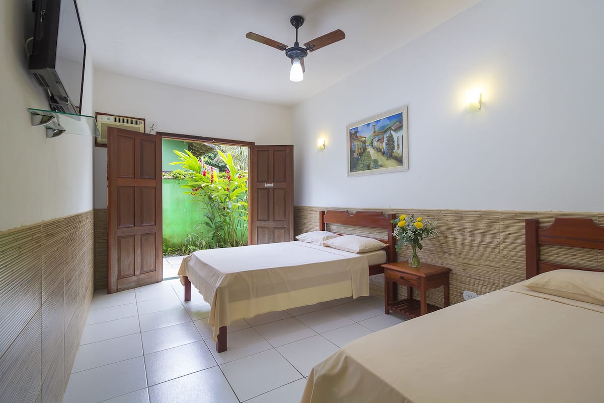 Minibar, free WiFi, bed sheets