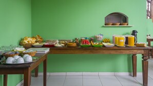 Une table de buffet proposant une variété de plats et de boissons.