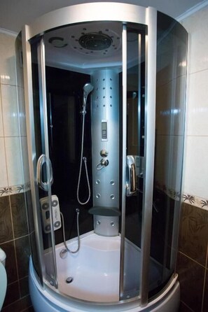 Shower, free toiletries, hair dryer, towels