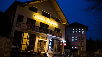Facciata della struttura - sera/notte
