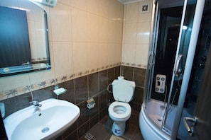 A bathroom with a sink, toilet, and shower. - Euphoria (Craiova)