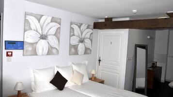 Kamar Double | Didekorasi berbeda-beda, meja kerja, dan tirai kedap cahaya