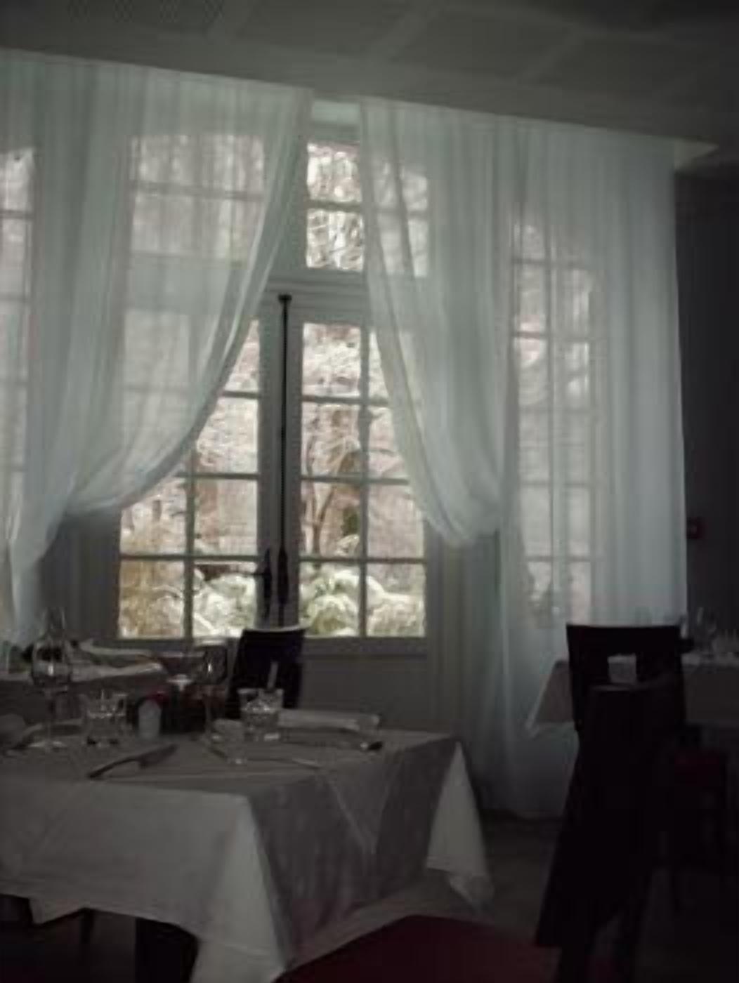 Petit déjeuner, déjeuner et dîner servis sur place, vue sur le jardin