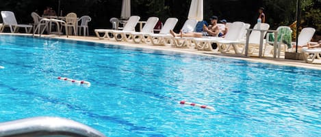 Piscina coperta, piscina stagionale all'aperto, ombrelloni da piscina