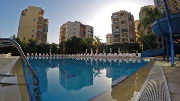 Sisäuima-allas, kauden mukainen ulkouima-allas, aurinkovarjoja