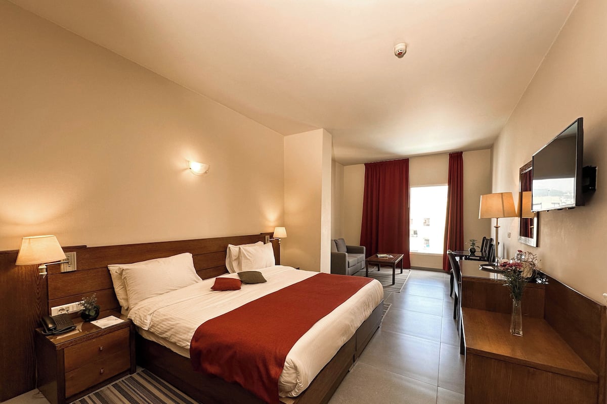 Minibar, coffres-forts dans les chambres, bureau