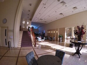 Lobby sitting area - The Cosmopolitan Hotel (Dekwaneh)