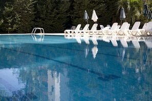 Piscine intérieure, piscine extérieure en saison, 7 h à 22 h, parasols