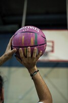 Una persona sosteniendo un balón de baloncesto.