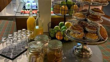 Här finns 2 restauranger som serverar frukost, lunch och middag