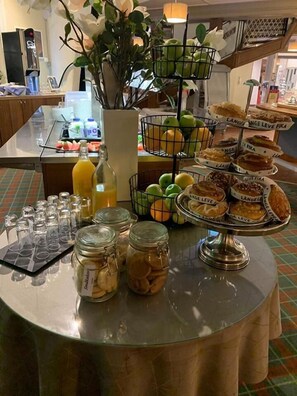 2 restaurants; breakfast, lunch, and dinner served